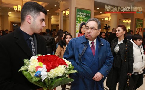 Abel Məhərrəmov ailəsiylə qala gecəsində - Fotolar