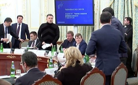 Bakılı erməni nazir Saakaşviliyə stəkan atdı - Video