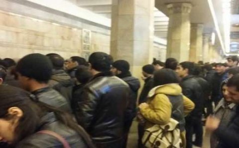 Bakı metrosunda sərnişinlər qatarlardan düşürüldü