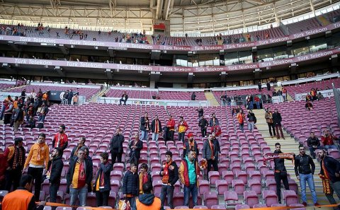 Qalatasaray - Fənərbaxça derbisi təxirə salındı 