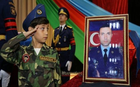 Şəhid oğlu atasıyla belə vidalaşdı - Günün fotosu
