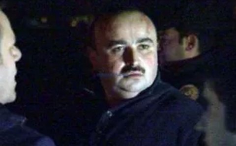 İşdən çıxarılan qalmaqallı məmurun seyfi oğurlandı - İçində 50 min var imiş