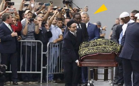 Məhəmməd Əlinin tabutunu daşıyan türk boksçu - Foto