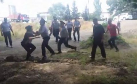 İcra başçısı qadını vəhşicəsinə döydürdü - ŞOK VİDEO