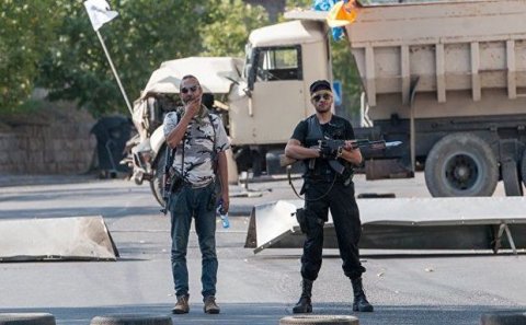 Yerevanda polis avtobusunu yandırdılar