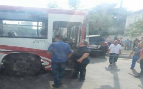Bakıda marşrut avtobusu qəza törətdi