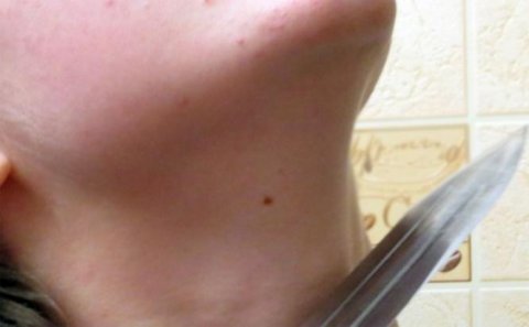 Həbs olunan iş adamının xanımı boğazını kəsdi