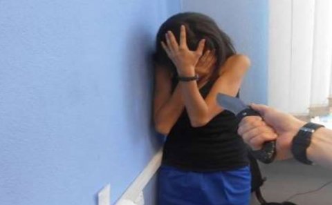 Azərbaycanda qadın ərinə mesaj yazan qadını bıçaqlayıb