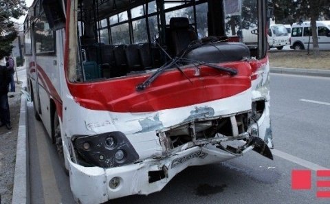 Avtobus qəza törətdi: Ölən və yaralanan var