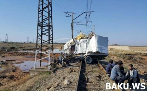Bakıda yük avtomobili qatara çırpıldı: ölən var