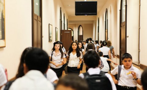 Məktəbdə maşınla gələn şagirdlər arasında QANLI DAVA
