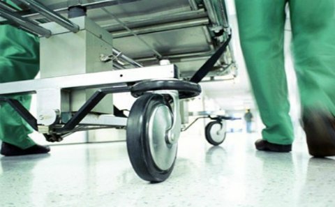 Bakıdakı məşhur klinikaya basqın - Reanimasiyadakı xəstələri sürüyərək çölə çıxardılar