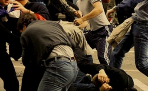 Sevgilisinə görə şagirdi döydü - İşə valideynlər qarışdı: Bakı məktəbində kütləvi dava