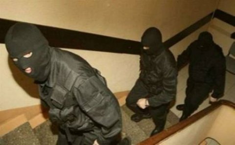 Bakıda maskalılar məmuru evindən oğurlayıb 300 min dollarını aldılar