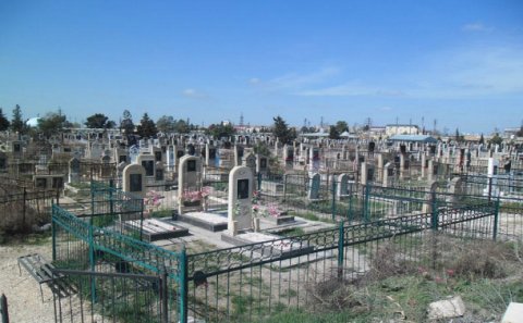 Bakıda qəbiristanlıqdan sinə daşı oğurlandı: meyitin üstü açıq qalıb