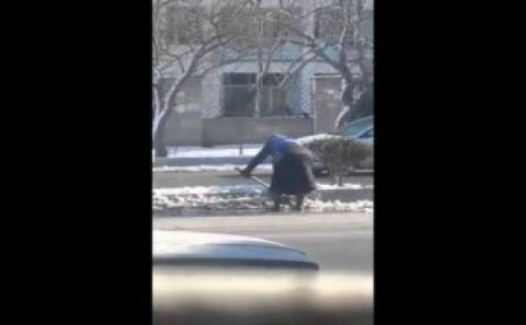 Bakıda maşın yolu buzdan təmizləyən qadını vurub öldürdü