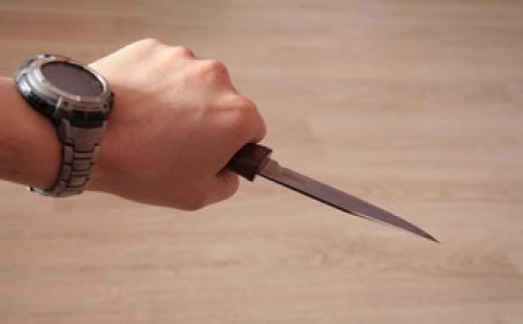 Şabranda qardaş bacısını bıçaqlayıb
