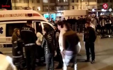 Bakıda yaralı yolun ortasında qaldı: təcili tibbi yardım yaxın durmadı - VİDEO