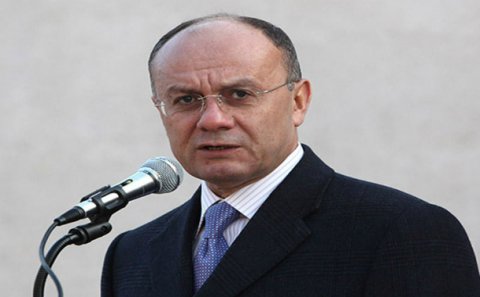 Ermənistanın keçmiş müdafiə naziri Rusiyaya qaçdı