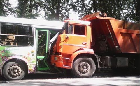 Sərnişin avtobusu yük maşını ilə toqquşdu-Azərbaycanda 