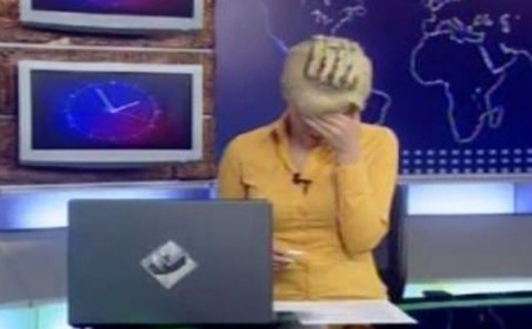 “Lider TV”-nin canlı efirində aparıcının halı pisləşdi – VİDEO