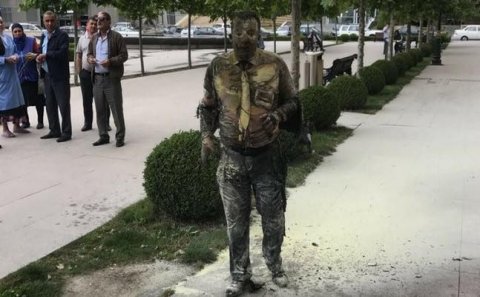 Bakıda bankın önündə özünü yandıran şəxs öldü