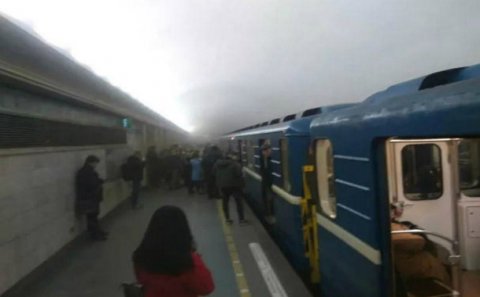 Bakı metrosunda intihar həyəcanı: Gənc özünü reyslərin üzərinə atdı