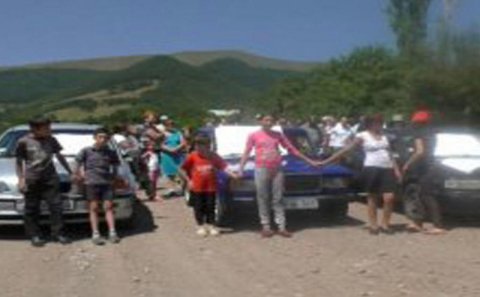 Ermənistanda etiraz aksiyası: qızıl mədəninə gedən yol bağlandı