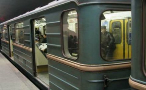 Bakıda metroda dava: Oğlan söyüş söyən qadına şillə vurdu – FOTO