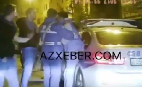 Bakıda polis 15 nəfərin döydüyü 2 gənci belə xilas etdi - Video