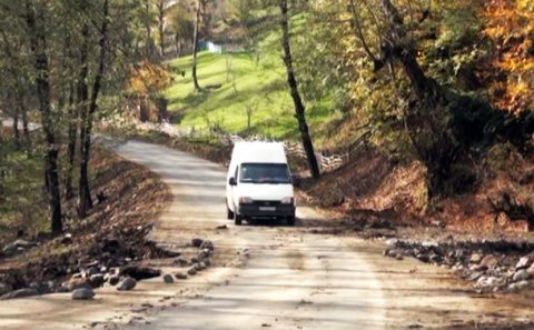 Dağ uçdu, qaya parçaları yeni çəkilən yolu bağladı - ASTARADA
