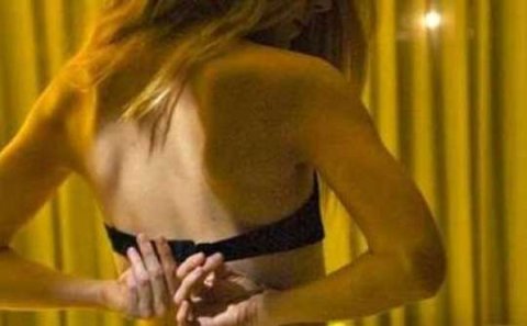 Bakıda fahişə əcnəbi kişinin başına oyun açdı: Hamamda olmasından istifadə edərək...
