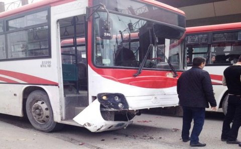 Bakıda marşrut avtobusu ağır qəza törətdi: ölən var