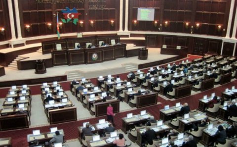Deputatların maaşları 800 manat artırıldı