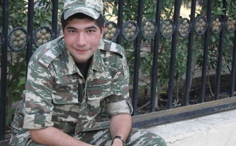 Bakıda şəhidin qəbrinə bayram xonçası qoydular -  ÜRƏKDAĞLAYAN FOTO