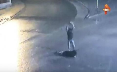 Qızı maşından düşürtdü və yolun ortasında... - DƏHŞƏTLİ GÖRÜNTÜLƏR (18+)