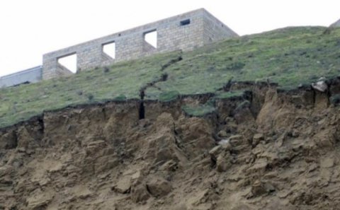 Şamaxıda torpaq sürüşməsi aktivləşib – 7 ailə dağılan evini tərk edib
