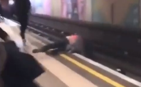 2 sərxoş gəncin metroda TƏHLÜKƏLİ GÖRÜNTÜLƏRİ yayıldı - VİDEO