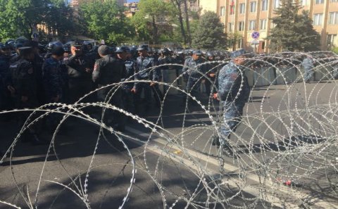 Yerevanda aksiya iştirakçıları bir sıra hökumət binasını mühasirəyə alıblar