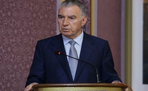 Prezident Əli Həsənovu təltif etdi