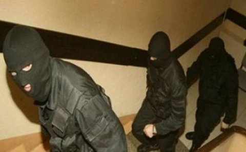 Bakıda maskalı şəxslər evə basqın etdi