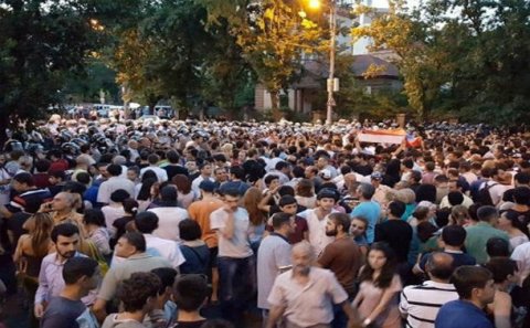 İrəvanda etiraz aksiyaları yenidən başladı – İstefa TƏLƏBİ