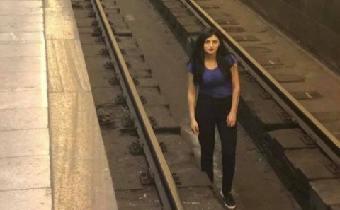 Bakı metrosunda qız relslərin üzərində şəkil çəkdirdi -  FOTOLAR