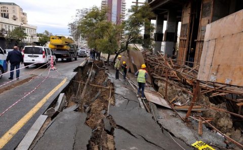 Bakının mərkəzində yol çökdü - FOTOLAR 