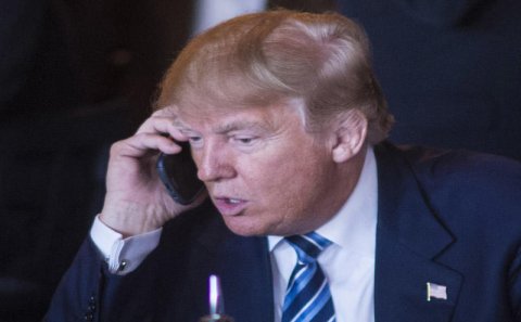 Tramp yalnız dinləmədən qorunan telefonlardan istifadə edir