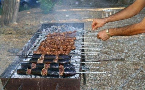 Kababını bəyənmədiyi üçün müştərini bıçaqladı - Qubada qanlı OLAY