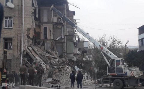 GƏNCƏDƏ YAŞAYIŞ BİNASINDA PARTLAYIŞ – Ölənlər var (FOTOLAR)