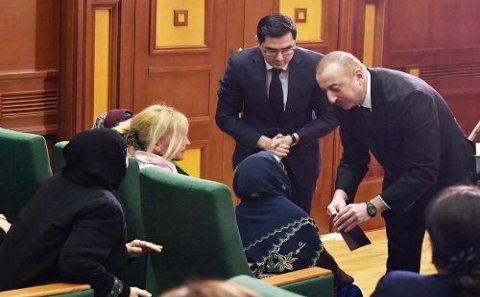 Prezident şəhid anasının ayağa durmasına izn vermədi