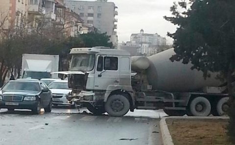 Betonqarışdıran maşın xəndəyə düşdü: sürücü öldü