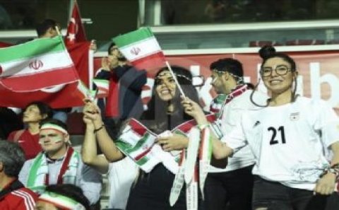 İranda qız stadiona getdiyi üçün təzyiqlə üzləşdi, özünü yandırdı – VİDEO